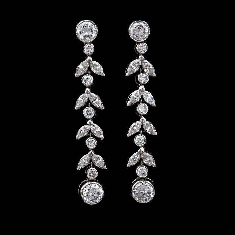 ÖRHÄNGEN, olikslipade diamanter tot. ca 2 ct.
