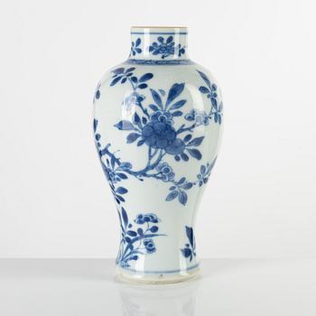 A Chinese blue and white vase, Qing dynasty, Kangxi (1662-1722).