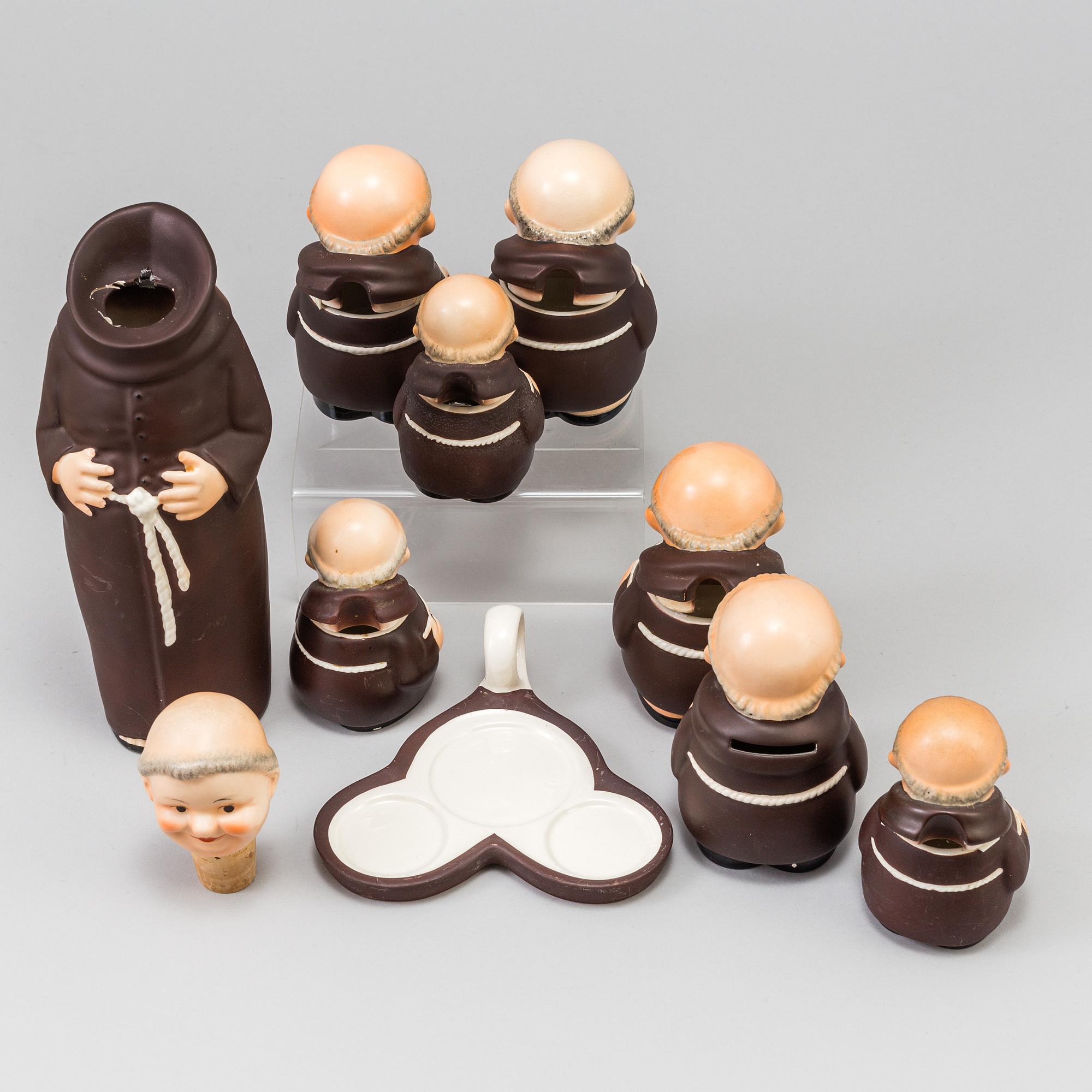 FIGURINER, SENAPSBURK, SALTSTRÖARE, SPARBÖSSA, PEPPARSTRÖARE & KANNOR, 44 st, porslin, Goebel, 1900-talets andra hälft.