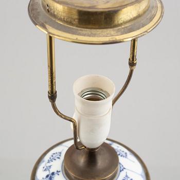 Bordslampa, porslin, Royal Copenhagen, "Musselmalet", 1800-tal.