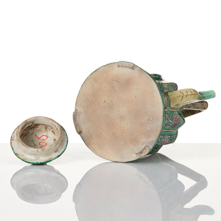 Kanna med lock, biskviporslin. Qingdynastin, Kangxi (1662-1722).
