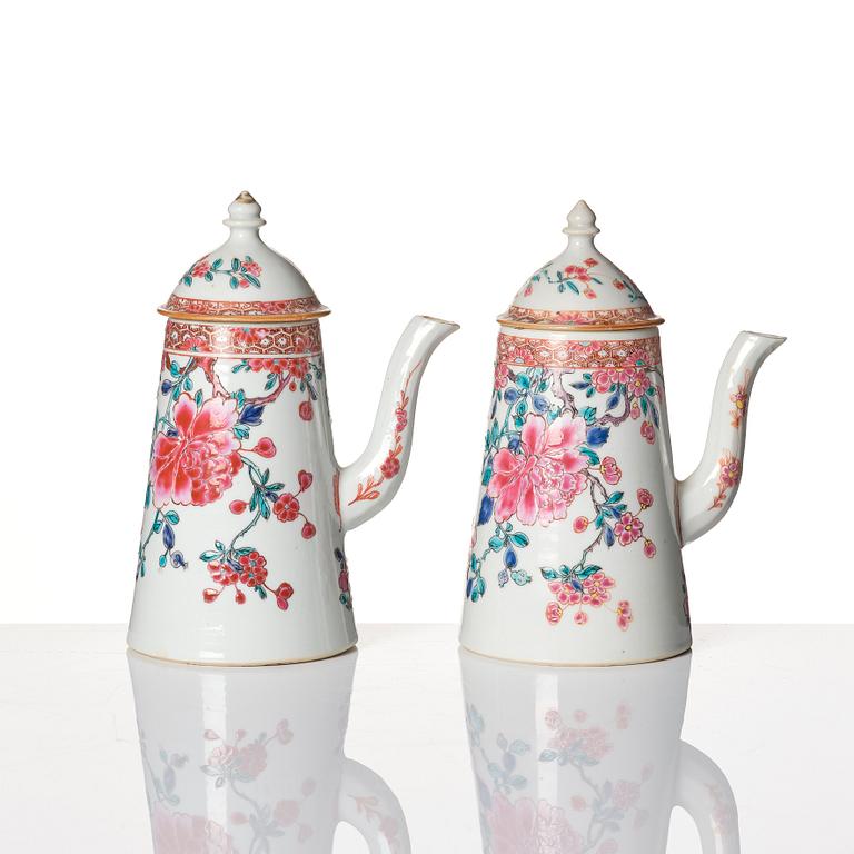 Kaffekannor med lock, ett par, porslin. Qingdynastin, Qianlong (1736-95).