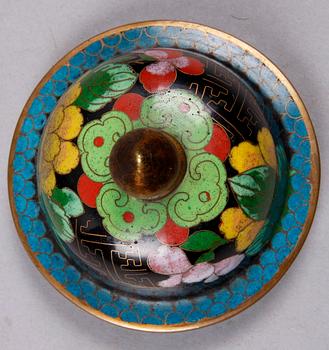 LOCKURNA samt VASER, 2 st, cloisonné, Kina, 1900-tal.