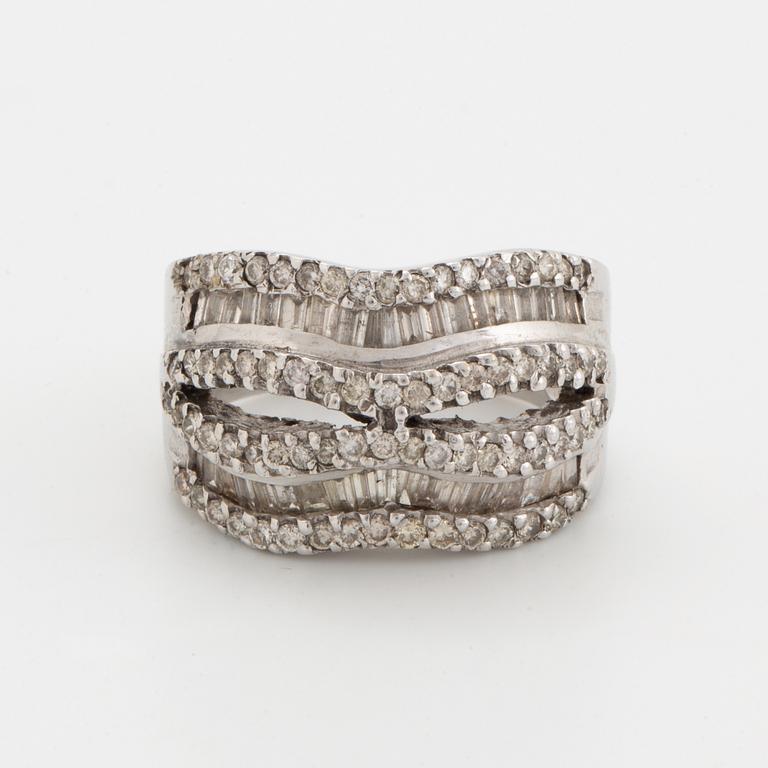 Ring  18K vitguld med bagettslipade diamanter och briljanter ca 1,7 ct.