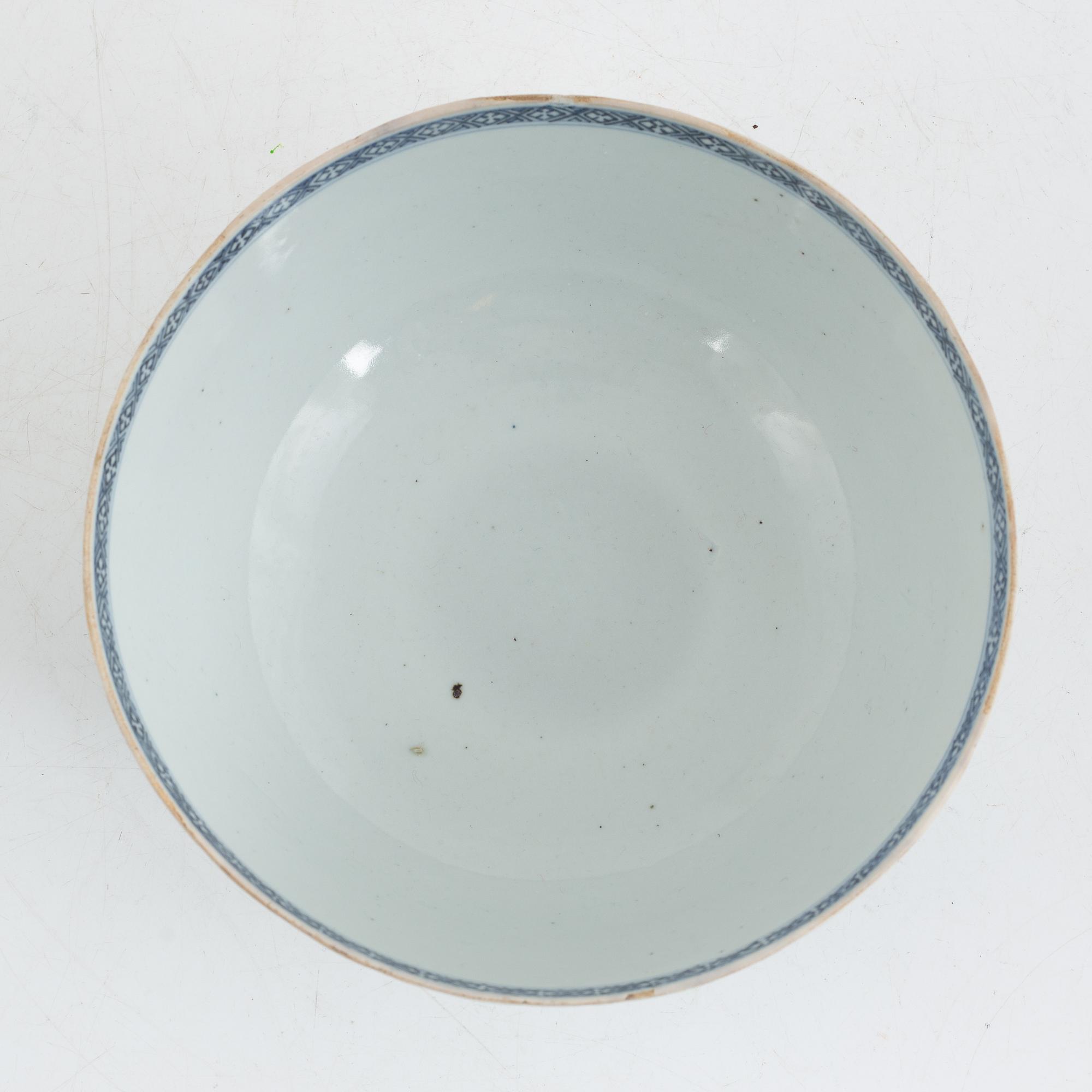 A Chinese blue and white porcelain bowl, Qing dynasty, Qianlong (1736-95).