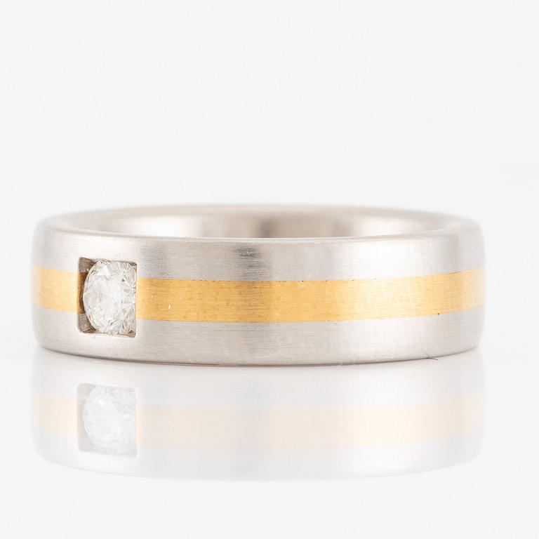 Ring in platinum and 18K gold set with a brilliant-cut diamond.