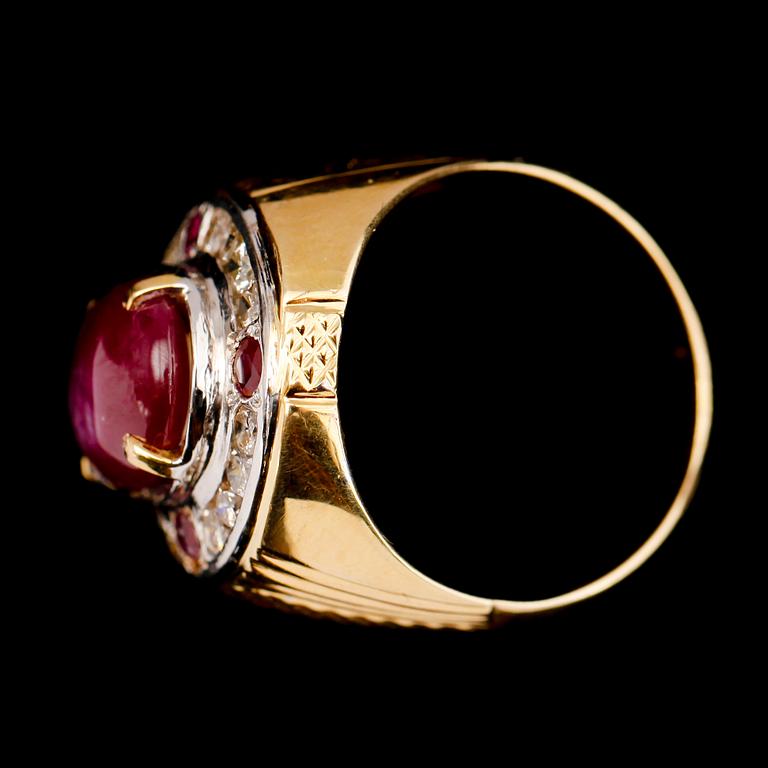 RING, 18 k guld, med rubiner och briljanter.