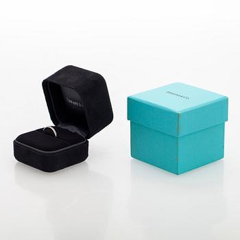 Tiffany & Co, sormus, "Tiffany Setting", platinaa ja briljanttihiottuja timantteja.