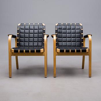 KARMSTOLAR, ett par, modell 45, Alvar Aalto, Artek.