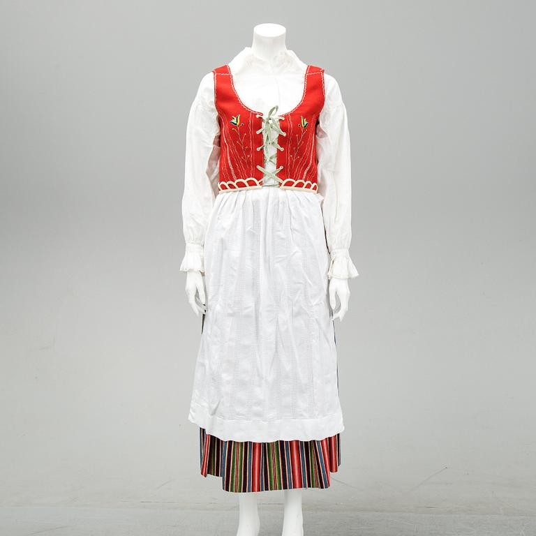 Folkdräkt, Östra Härad, 1900-talets andra hälft. Omkring storlek 38.