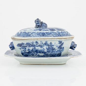 A Chinese blue and white porcelain butter terrine with lid and dish, Qing Dynasty, Qianlong (1736-1795).