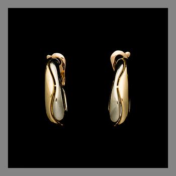 A PAIR OF EARRINGS, Cartier, 18K gold. Weight c. 19.3 g.