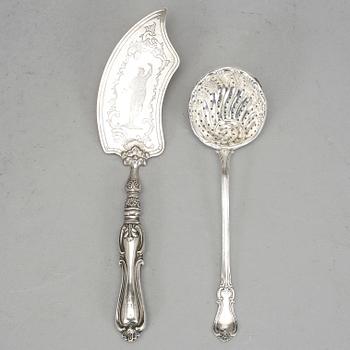 TÅRTKNIV och SOCKERSTRÖARE, silver, Gustaf Dahlgren, Malmö 1861 samt Norrköping 1858. Vikt ca 110 gram.