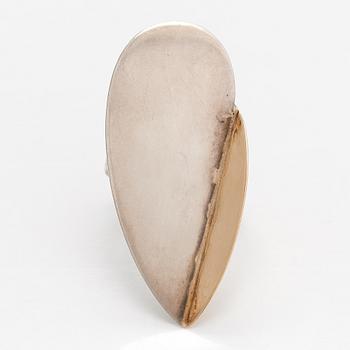 Paula Häiväoja, ring "Taittovan kulman peilit", sterlingsilver och guld. Pentti Roos, Helsingfors.
