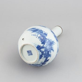 A Chinese blue and white tianqiuping vase, 20th century.