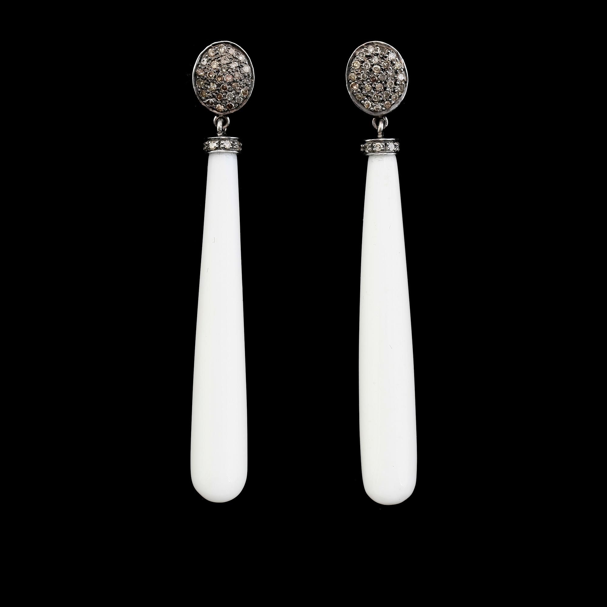 ÖRHÄNGEN, 1 par, silver, delvis förgyllt, diamanter tot ca 0.65 ct, vita agater.