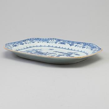 A blue and white serving dish, Qing dynasty, Qianlong (1736-95).