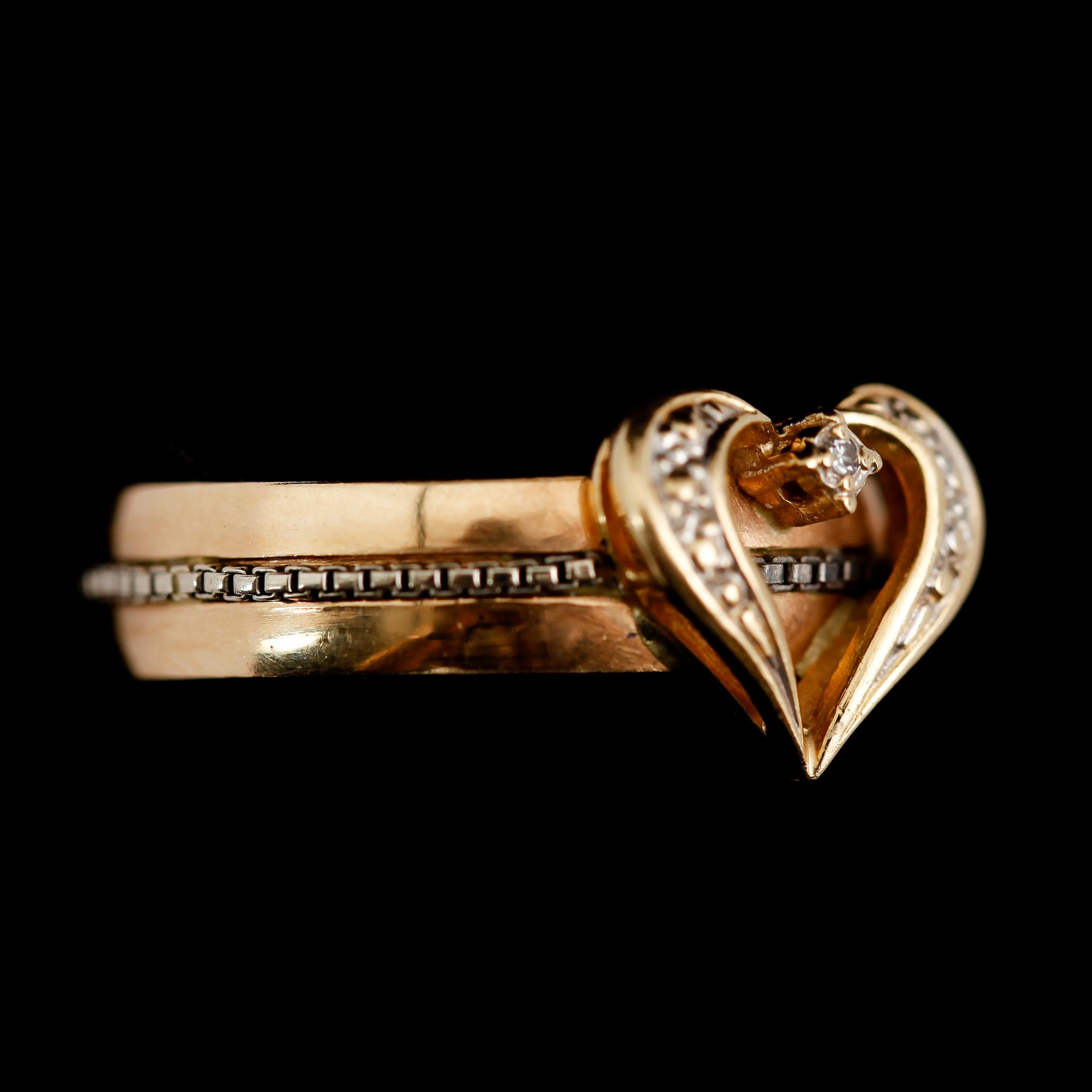 RING, 18 k guld, med liten briljant. Vikt ca 7 gram.