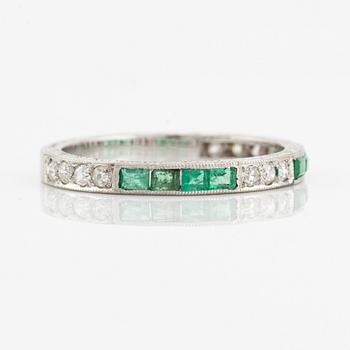 Ring, alliance, 18K white gold with square-cut emeralds and old-cut diamonds.