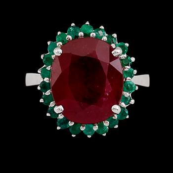 RING, 14 k guld, rubin ca 7.75 ct, smaragder tot ca 1.00 ct.