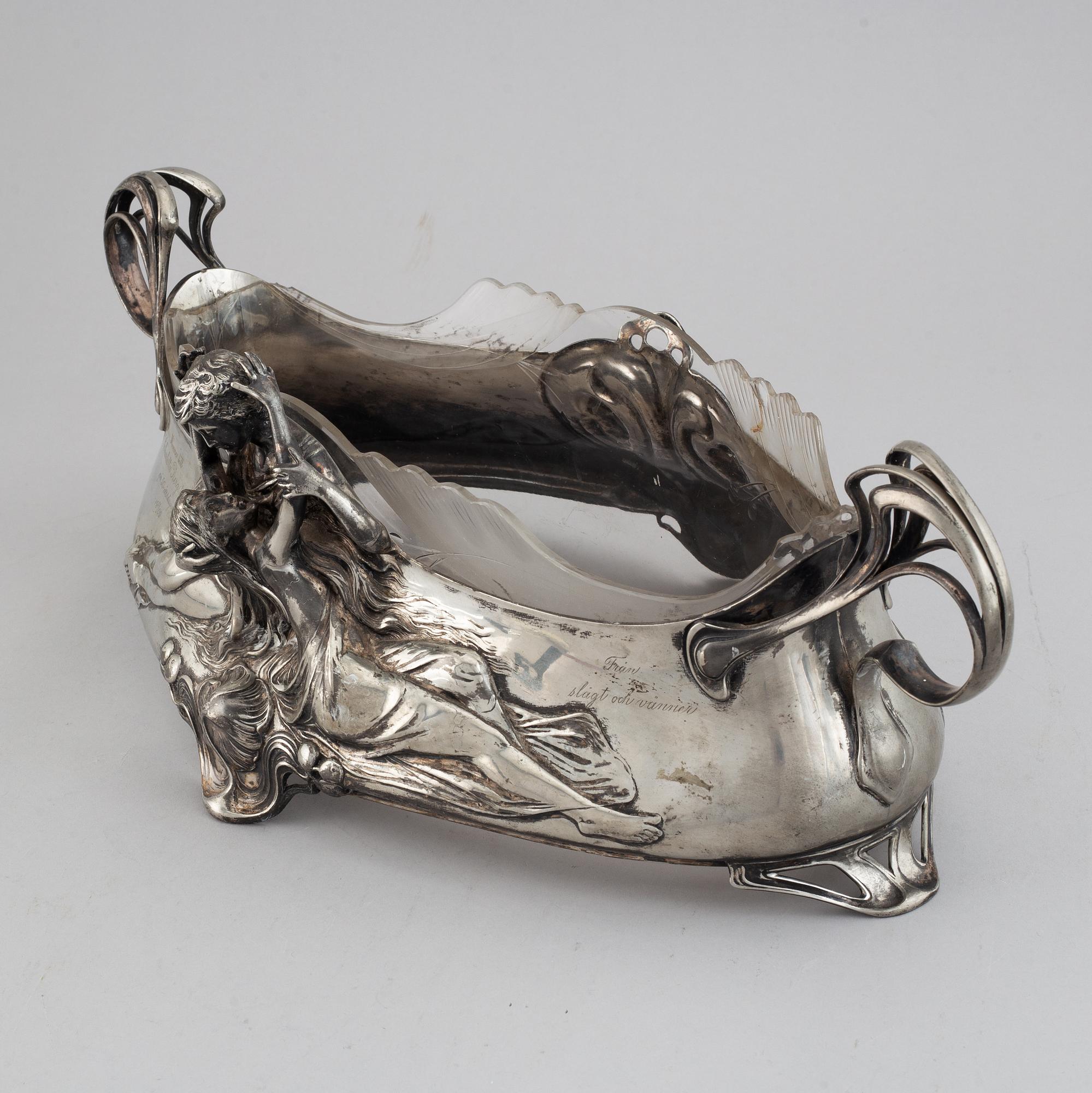 An Art Nouveau early 20th century silver plate jardinière.