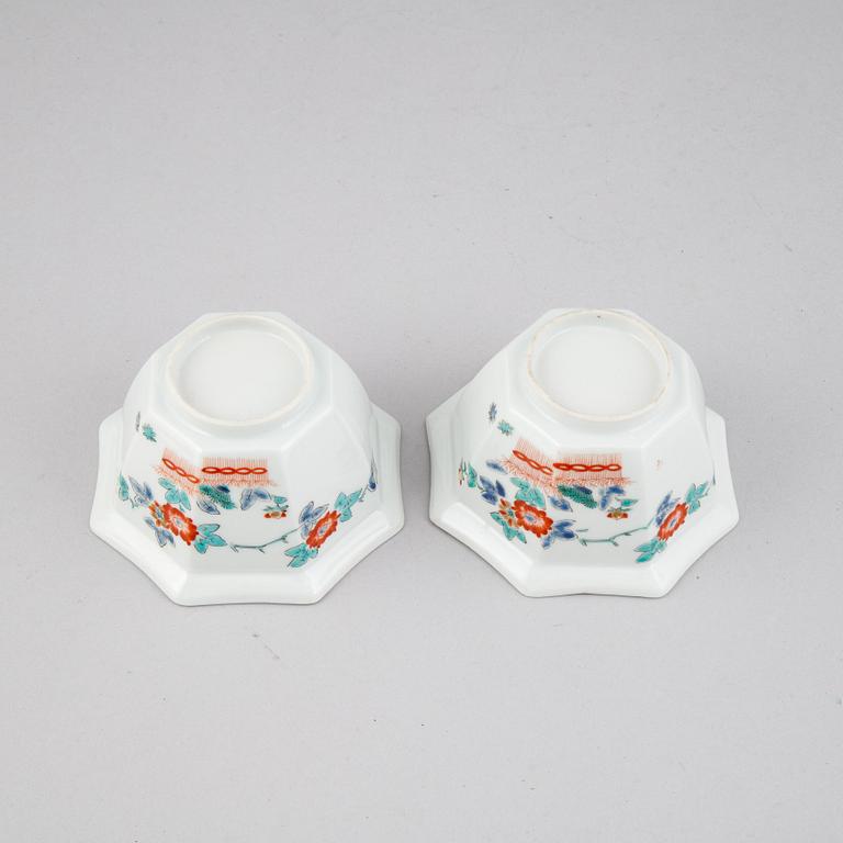 A pair of Japanese kakiemon bowls, 19th century.