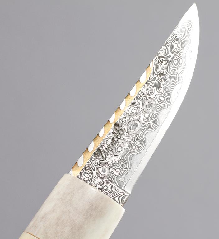 KNIVAR, 2 st, monogramsignerade MA? respektive R, 1900-tal.