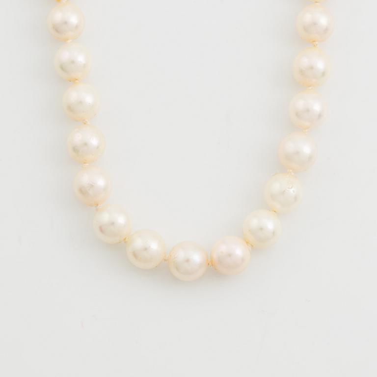 Cultured pearl necklace, clasp 18K gold.