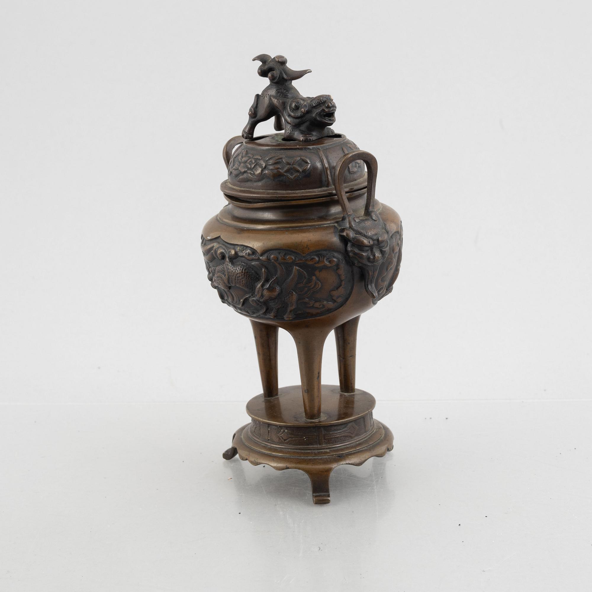 A Japanese bronze tripod censer, 19th century.