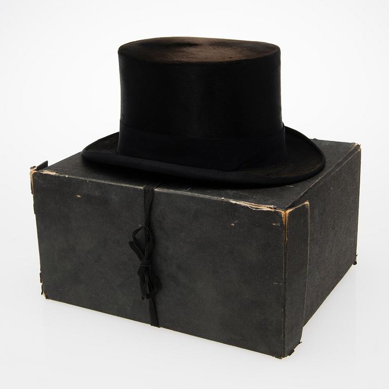 Silk plush top hat in original  box, E.R. Wahlman, Helsinki / Wiborg first half of the 20th century.