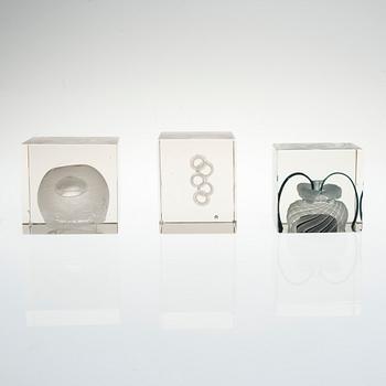 KUBER, 3 st, glas, osignerade.