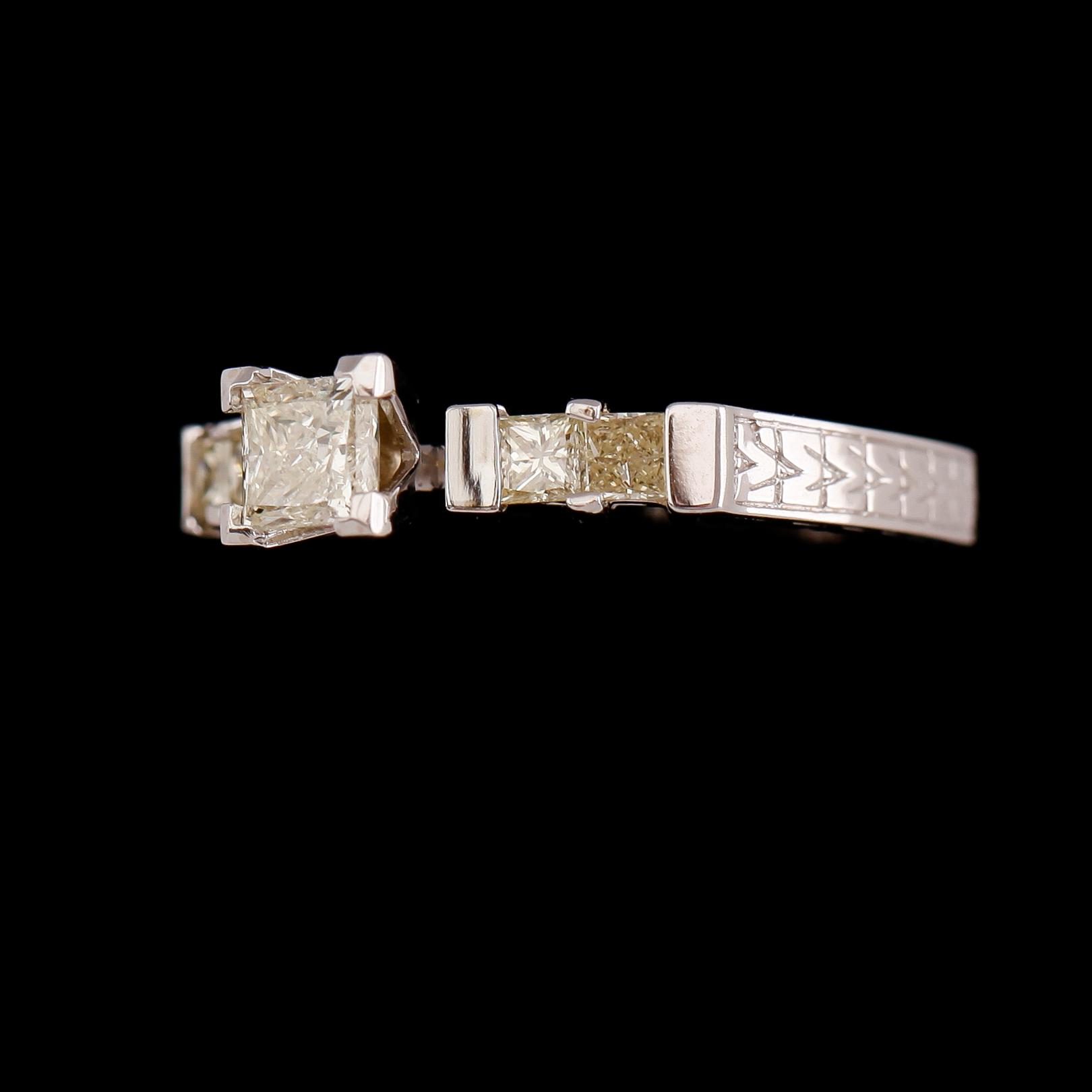 RING, 14 k guld, diamanter tot ca 0.70 ct.