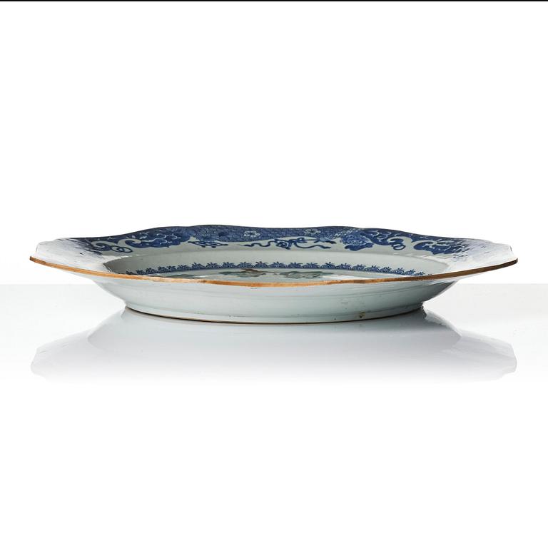 A famille rose serving dish, Qing dynasty, Qianlong (1736-95).