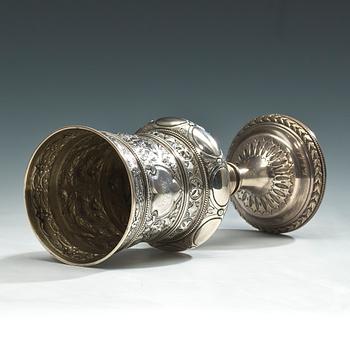 BÄGARE PÅ FOT, sterling silver, London 1871. Vikt 340 g.