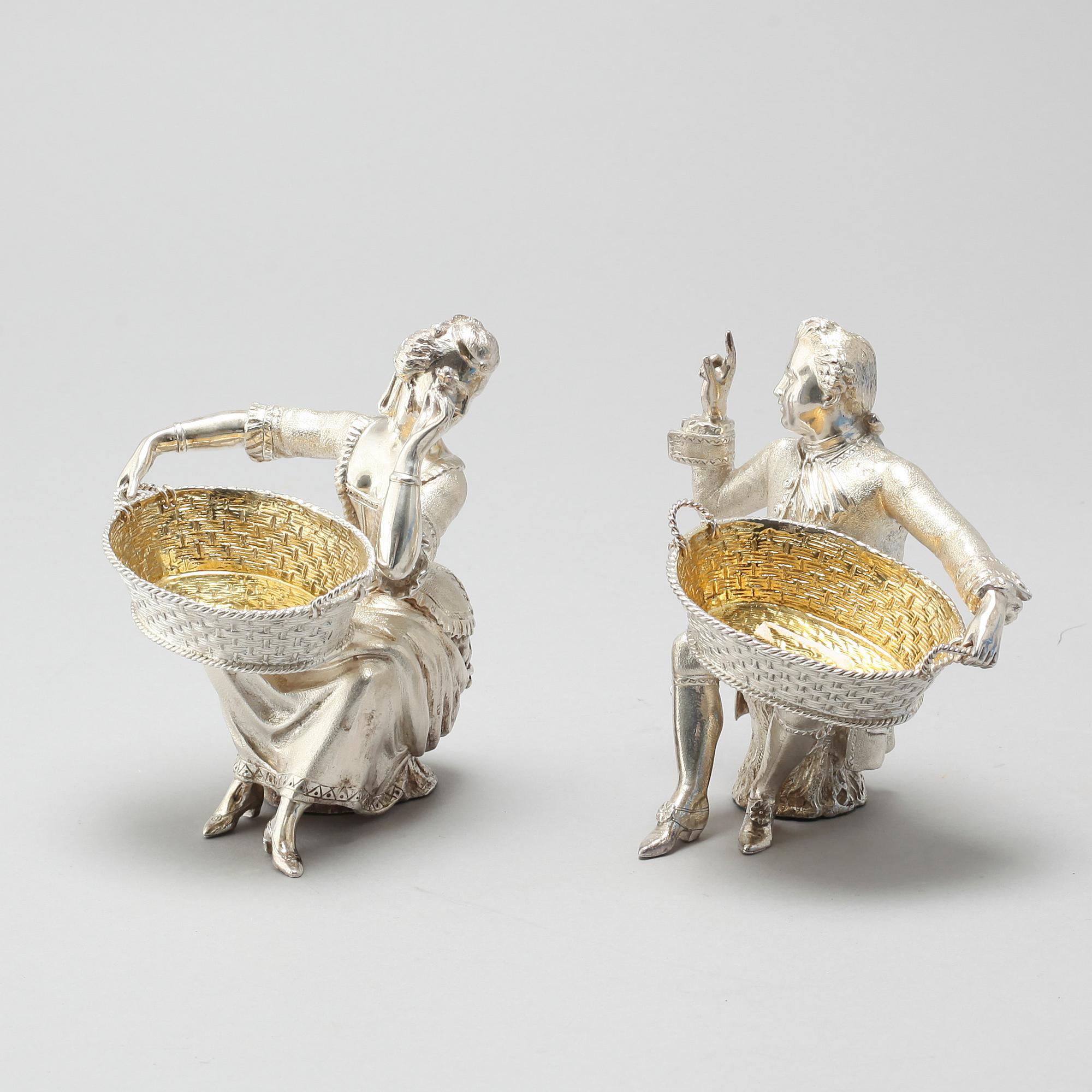 A pair of silver figurines bought at Garrard, London, 21th century.