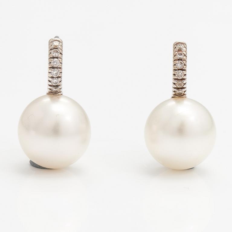 A pair of 18K white gold earrings with cultured pearls and diamonds ca. 0.28 ct in total.