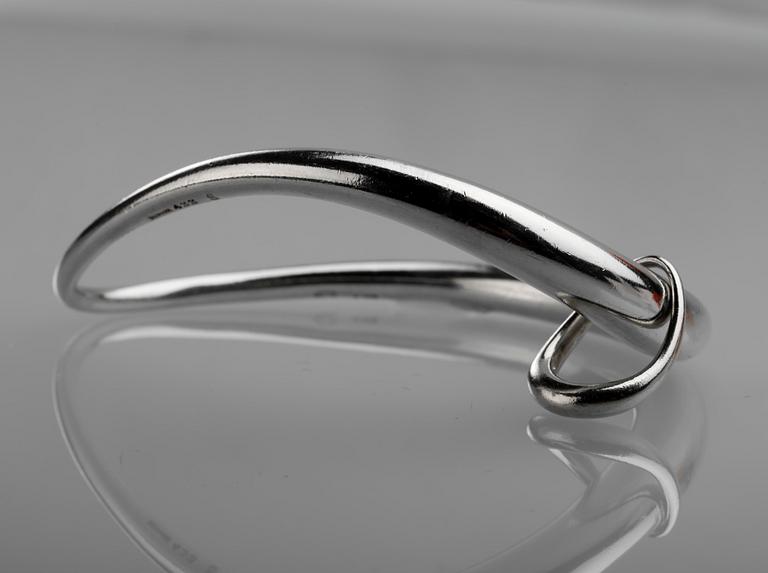 ARMRING, sterlingsilver, "Offspring", Jacqueline Rabun för Georg Jensen, Danmark, 2002. Vikt ca 46 g.