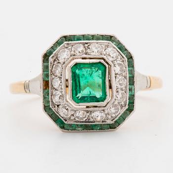 Ring with step-cut emerald and old-cut diamonds ca 0.42 cts.