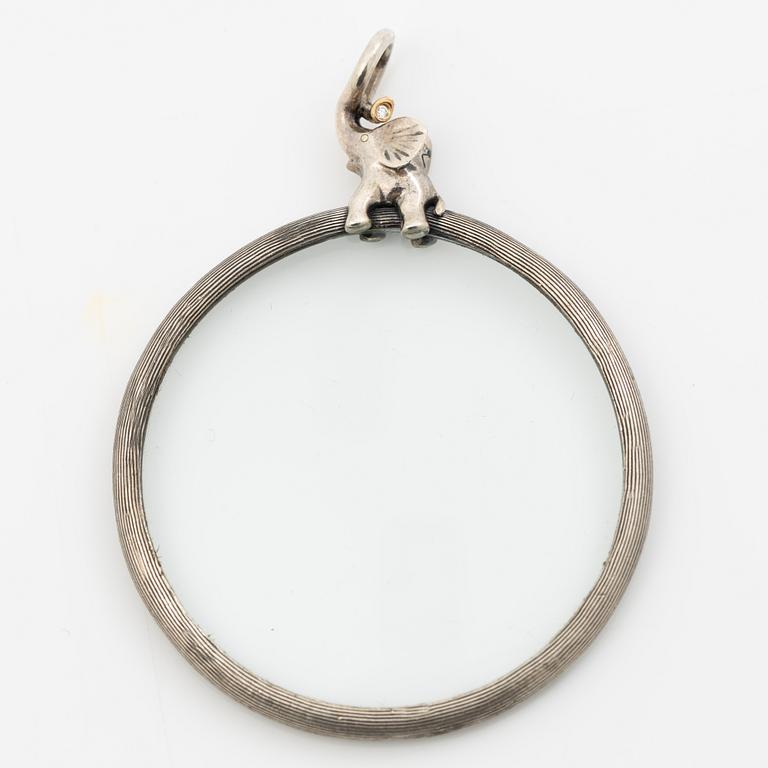 Ole Lynggaard, Magnifying glass, silver with a brilliant-cut diamond, decorated with an elephant motif.
