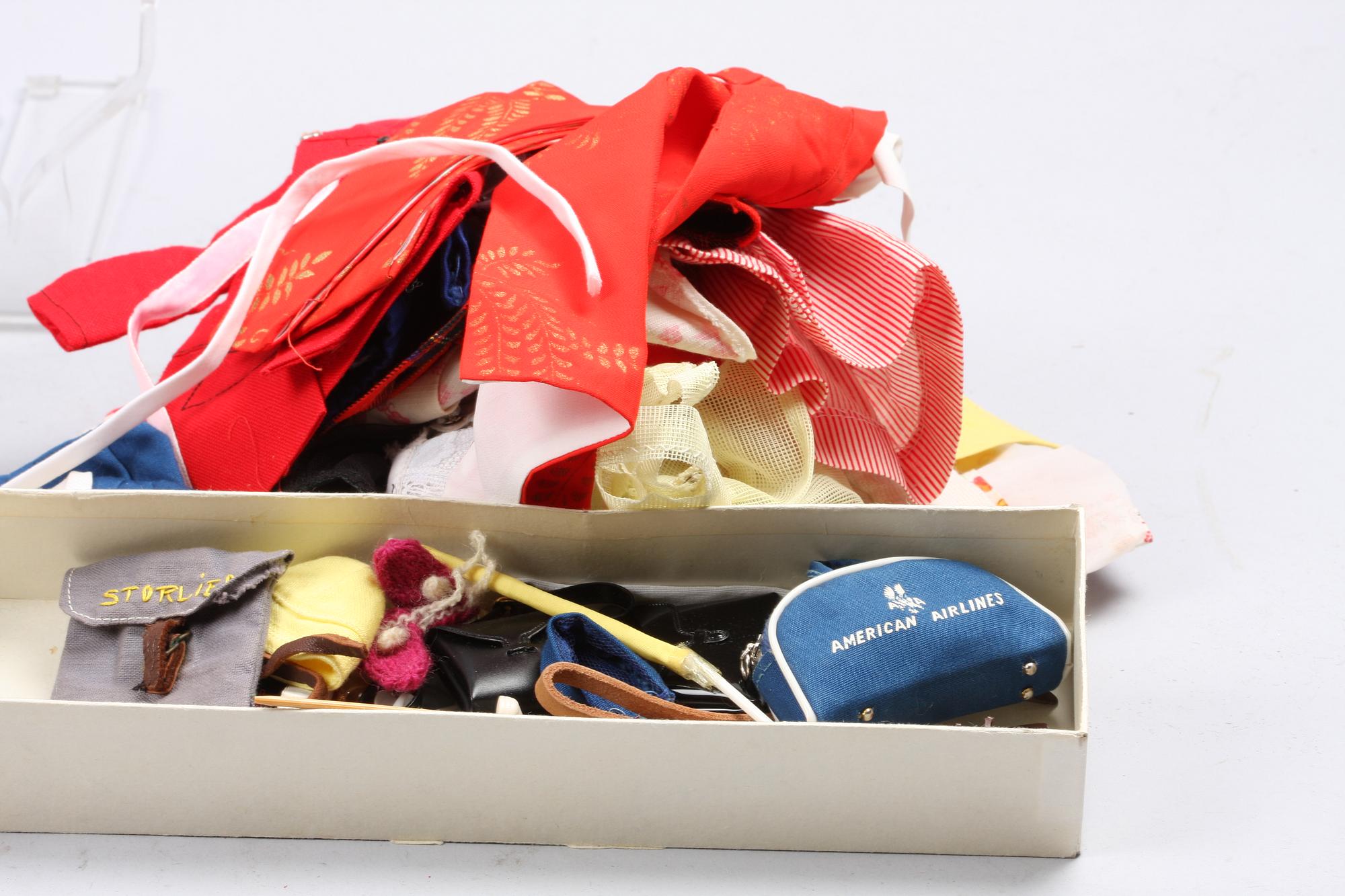 BARBIEDOCKA, 1960-tal med tillbehör.