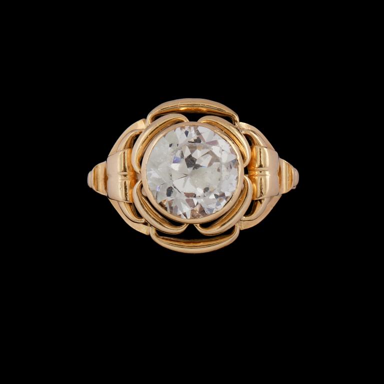 RING, 18k guld med fasettslipad bergkristall, Lars Harsheim, Göteborg, 1957. Vikt 3 g.