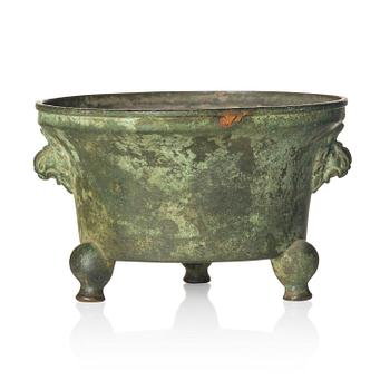 1083. A bronze tripod censer, 17th/18th century.