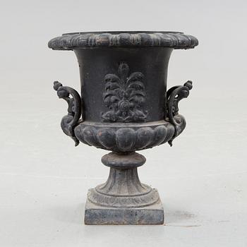 A "Nr 19" Bolinder cast iron garden urn.