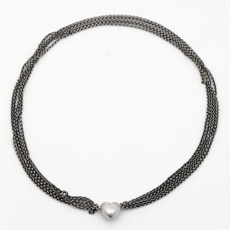 COLLIER, Ole Lynggaard, femradig oxiderad silverlänk, med lås i form av ett hjärta med diamanter.