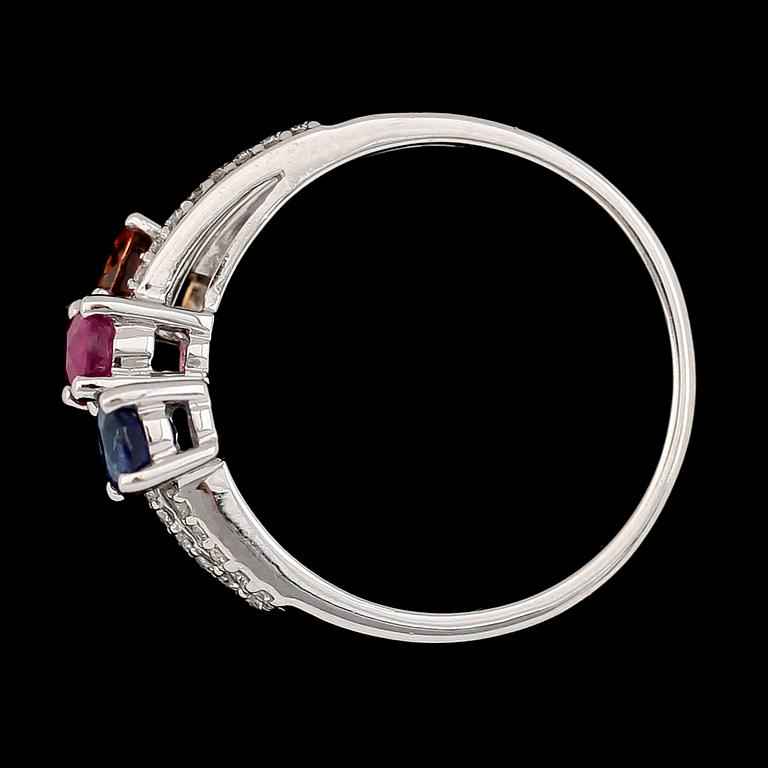 RING, 14K vitguld, rubin, blå och gul safir. Total vikt ca 3 g.