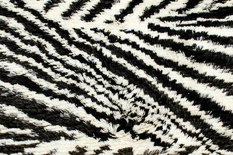 A hooked rug by Mirja Tissari, 130 x 125 cm.