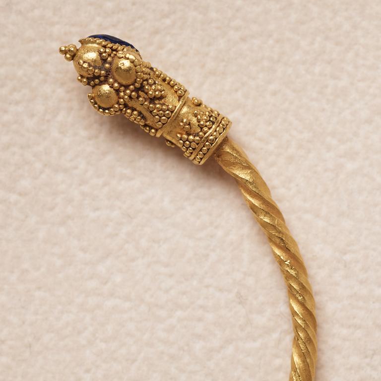 A presumably modern gold bracelet in the Greco-Roman-style.