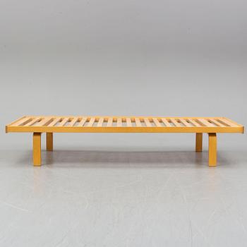 A daybed by Alvar Aalto.