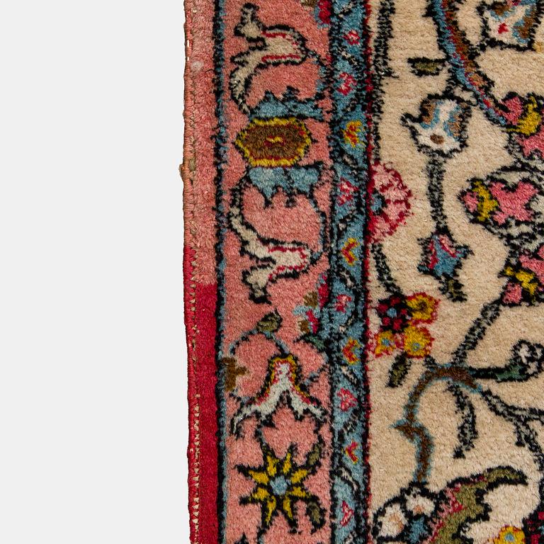 A Tbriz carpet of Safavid 'vase' design, approx. 397x295 cm.