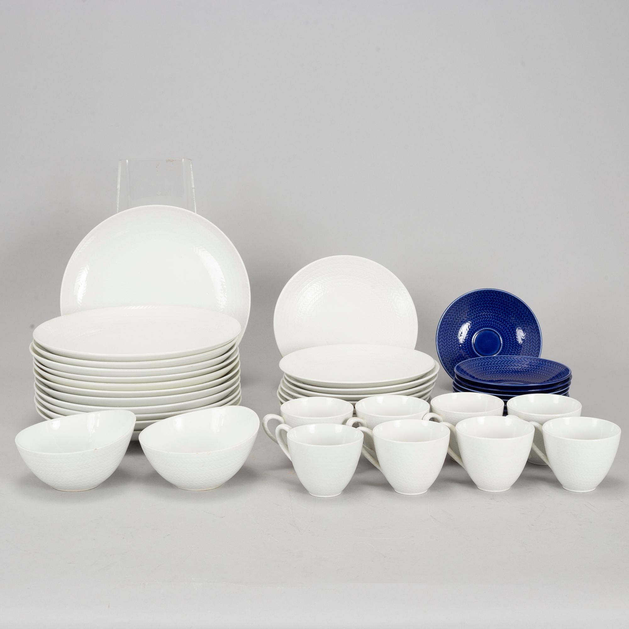 Thirty pcs of 'Blå eld' dinner service by Hertha Bengtsson.